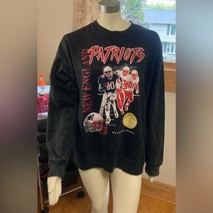 Vintage 90’s official NFL men’s Patriots sweat shirt size large
